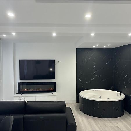 Black And White Suite Cervantes Castro Urdiales Dış mekan fotoğraf