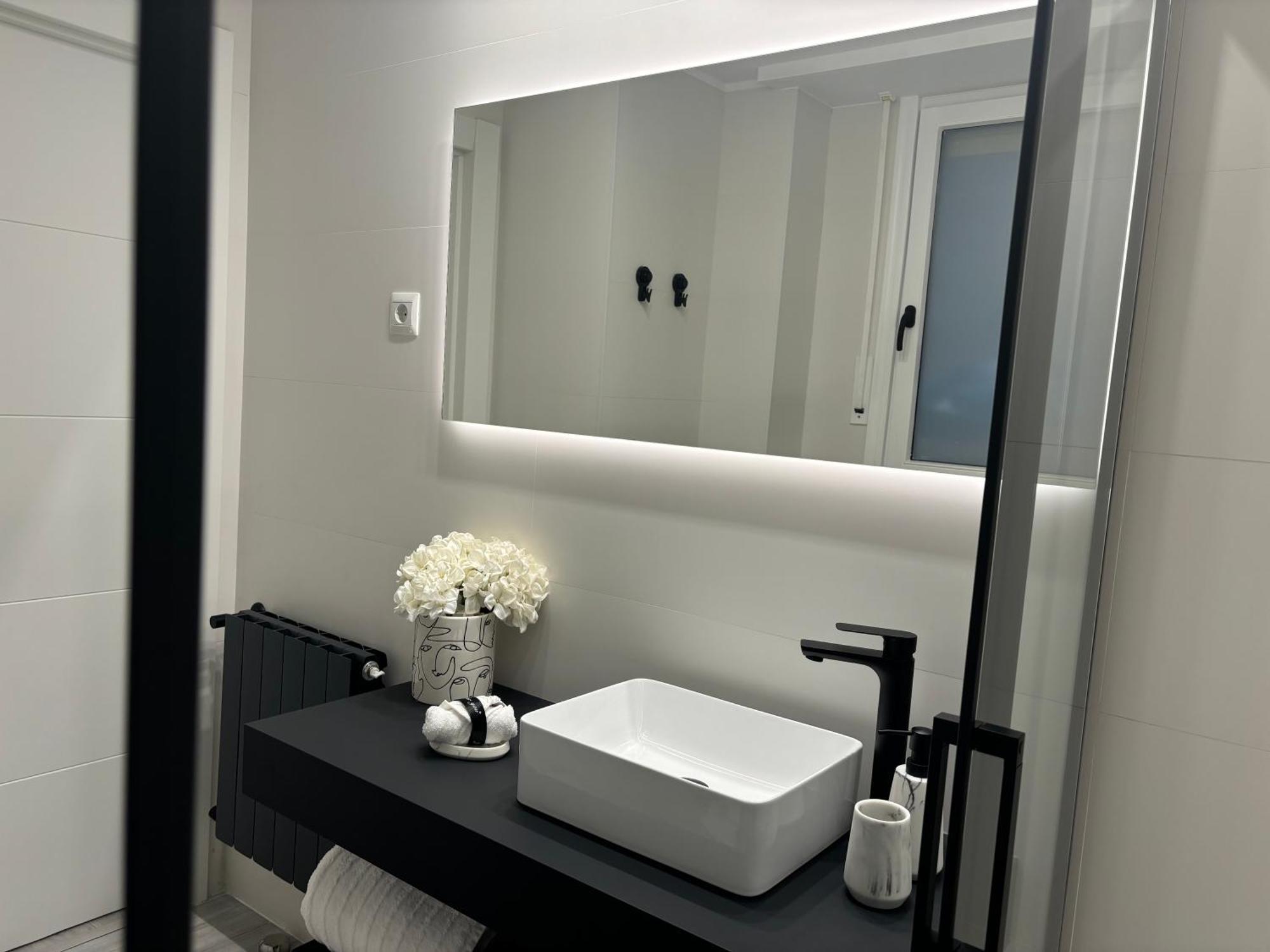 Black And White Suite Cervantes Castro Urdiales Dış mekan fotoğraf