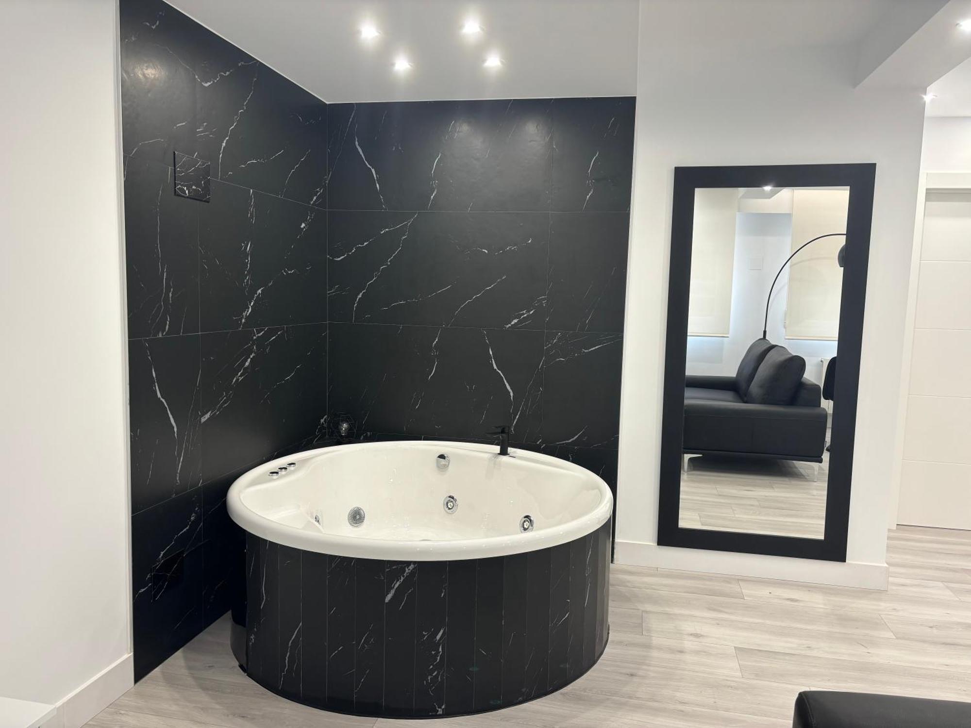 Black And White Suite Cervantes Castro Urdiales Dış mekan fotoğraf