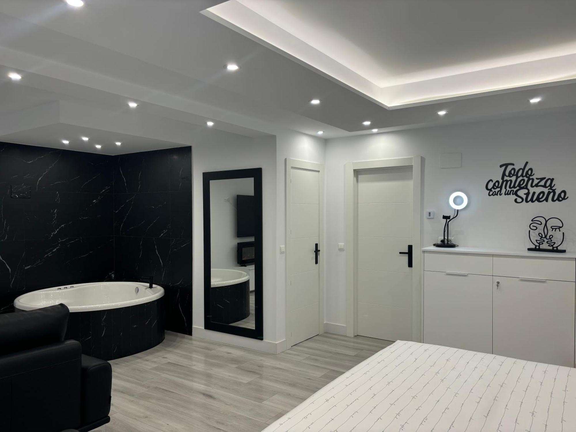 Black And White Suite Cervantes Castro Urdiales Dış mekan fotoğraf