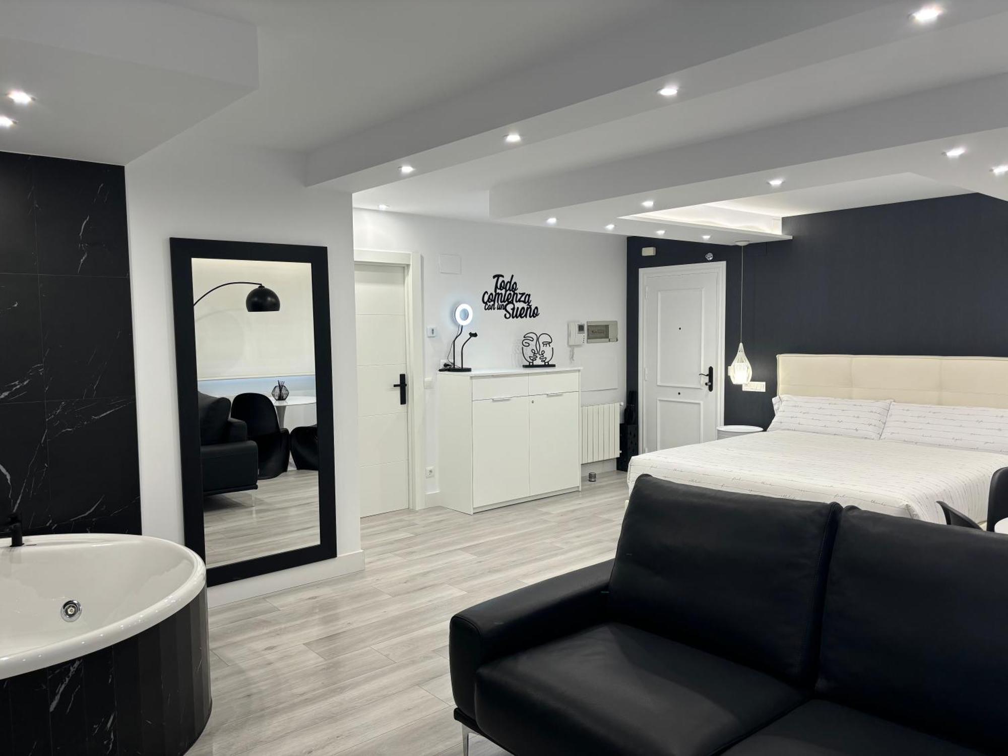 Black And White Suite Cervantes Castro Urdiales Dış mekan fotoğraf
