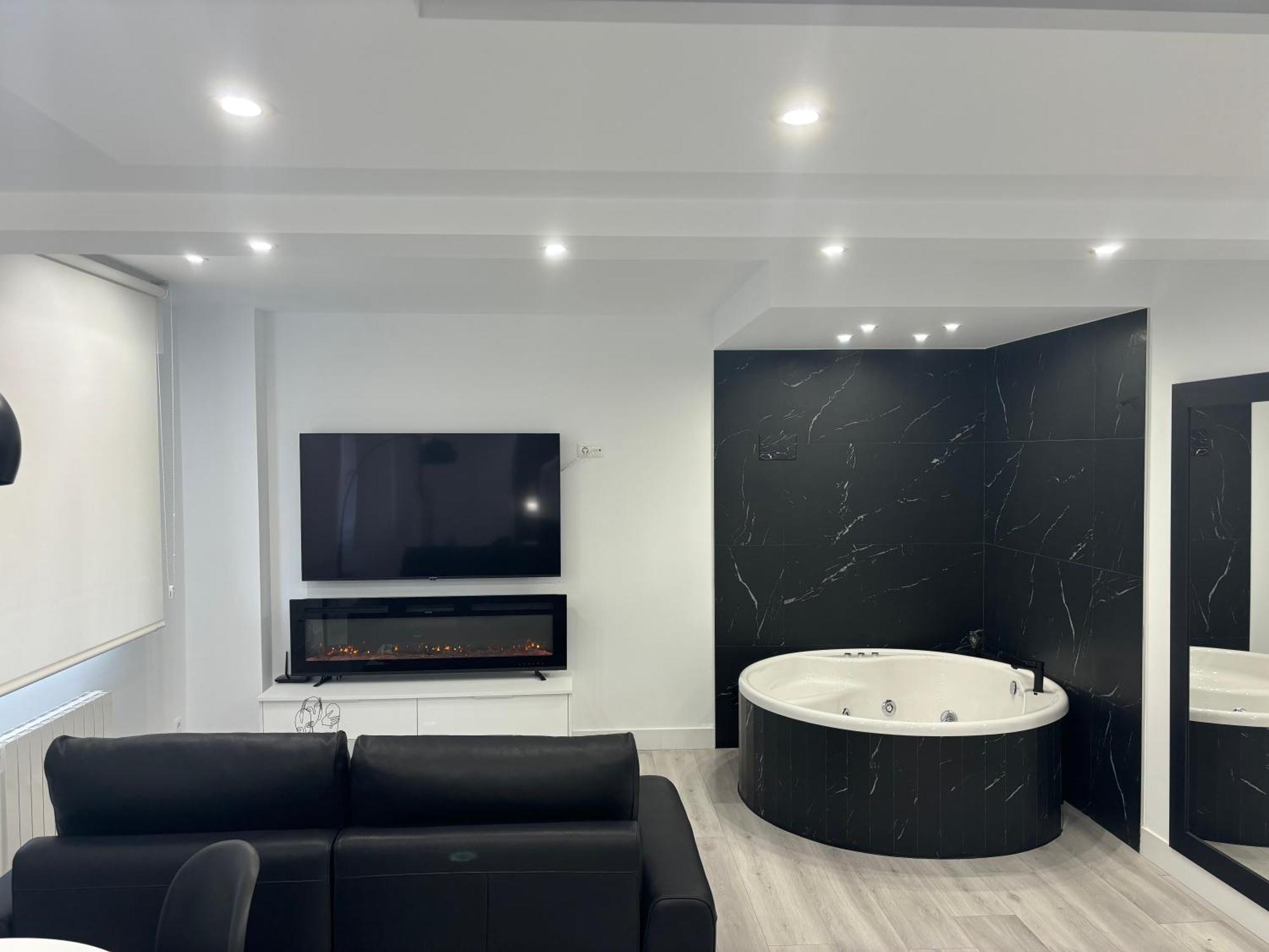 Black And White Suite Cervantes Castro Urdiales Dış mekan fotoğraf